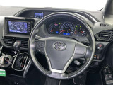 運転席まわりです。 各操作スイッチは使いやすい位置に配置されてます。