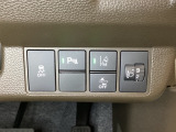 ハンドルの右側にはヘッドライトレベライザーとHondaセンシング用のメインスイッチがついています。ヘッドライトレベライザーは道路状況や積荷の加重に応じてライトの高さを調節できます。