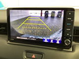 リバースギアに入れるだけで後方の表示へ切り替わります。夜間や雨の日の駐車も楽になりますよ。