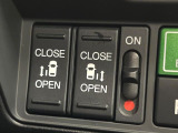 【両側スライドドア】駐車場で隣の車との間隔が狭く乗りにくい時、スライドドアなら安心!ドアオープン時も幅を取らず、開口部が広いので乗り降りがとっても簡単です。大きな荷物の出し入れも後席から可能♪