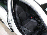 程よい硬さとホールド性が高いシートで長時間運転も快適です。