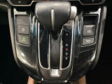 CVT車のセレクトレバーです。低速から高速まで、変速ショックのないスムーズな走りと、エンジン効率のよい領域を維持して燃費にも貢献します。サイドブレーキはスイッチ操作の電子制御パーキングブレーキです。