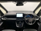 視界も広く、周囲が見やすいので安全に運転できます。また、周辺機器も簡単に操作できますので、ドライバーにとって使いやすく、万が一の時にも安全に設計されています。