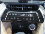 左右独立温度コントロールフルオートエアコンです。運転席、助手席それぞれで独立して温度設定ができます。冷え性の方が乗っても安心ですね♪