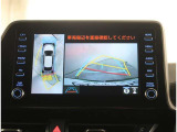 【パノラマモニター】に搭載した4つのカメラにより、車を真上から見ているような映像を表示。運転席から確認しにくい車両周囲の状況を把握できます。