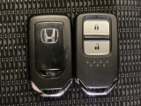 スマートキーを装備しています。鍵を差し込むことなくドアロックの開け閉めと、スタートボタン操作でのエンジンスタートができます。スペアキーも同じものを用意しております。