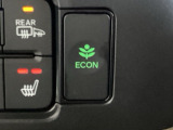ECON モードをON にするとアクセルペダルの動きに対するエンジンの反応とエアコンの制御を切り換えることで、燃費のいい運転をするドライバーがペダルを踏んだ時と同じようにエンジンを制御します。