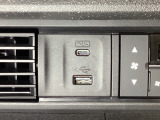エアコン操作パネルの左側に、スマートフォンなどの充電可能なUSB端子と、音源などの外部入力の可能なUSB端子がついています。移動中に充電もできるので便利です。