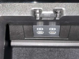 充電用USB端子付き。スマートフォンなどの充電に便利です。