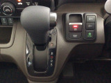 オートマチックシフトレバーは、手になじみ操作しやすい形状で安全運転にもつながります♪