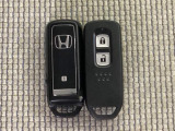 スマートキーを装備しています。鍵を差し込むことなくドアロックの開け閉めと、スタートボタン操作でのエンジンスタートができます。スペアキーも同じものを用意しております。