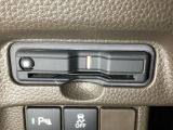 ハンドルの左下にETCがついています。高速道路の料金所の通過も楽々です。 カードの取り出しもしやすい場所についています。