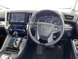 運転席まわりです。 各操作スイッチは使いやすい位置に配置されてます。