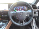 ステアリングから手を離さず、運転に集中したままオーディオ等の操作や安全装置の設定などが行えます。