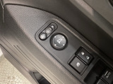 狭い駐車場で便利な電動格納ドアミラーが付いています。