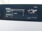 こちらのお車には先進安全装備が多数搭載されています。衝突被害を回避あるいは軽減するためのブレーキや、後方死角からの接近警報、車線逸脱を防止する警報装置など、詳しくはスタッフまでお尋ねください。