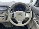 インテリアに合わせたデザインのステアリングは、運転される方のことも考え、運転しやすい形状、大きさです。是非一度、実際に触ってお確かめください。