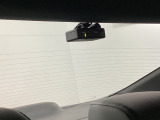 後方にもドライブレコーダーのカメラが付いています。前後両方でお車の周りを監視・記録いたします。