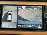 上空から見下ろしているかのような映像をディスプレイに映し出し、スムースな駐車をサポートします。画面は「トップビュー」のほか「サイドブラインドビュー」への切り換えが可能。ますます安心です