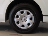 純正のスチールホイール+ホイールキャップ装着車です。