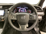 ハンドルにHondaセンシング系のクルーズコントロールやレーンキープアシストなどのスイッチと、オーディオの操作スイッチが装備されています。ハンドルから手を離さず安全に操作できます。