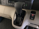 CVT車のセレクトレバーです。低速から高速まで、変速ショックのないスムーズな走りを実現するとともに、エンジン効率のよい領域を維持することで燃費にも貢献します。