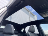 【パノラマルーフ】室内に解放感がでて明るくなる為運転する時の気持ちをより一層高めてくれます。夜は全開にして星を眺めるなんてしたらロマンチックですね♪