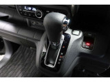 インパネシフトだから視線の移動も少なく足元もスッキリ♪運転席もゆったりしているのでゆとりを持ってドライブできますね!
