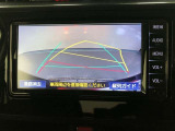 【バックガイドモニター】後方の映像をナビ画面に表示するだけでなく、ステアリング操作に連動して動くガイド線も同時に表示!予想進路の確認をしながら後退できるので便利です!