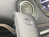 【アドバンストキー】カバンやポケットに入れたままでもドアの施錠・解錠が可能なスマートキーを装備。エンジンのオン・オフ時もカギを取り出す必要が無いからとっても便利です♪