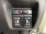 両側電動スライドドアです!車内や、スマートキーからの開閉や、運転席に付いたスイッチを押すだけでワンタッチでドアの開閉が可能です。両手が塞がっているときなどに便利ですね!