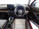 革巻きステアリングで快適な操作性の運転席です。