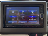 ホンダ純正(メモリタイプ)ナビを装備しております。オーディオソースはAM、FM、CD、DVD、TV、BT接続がご使用いただけます。