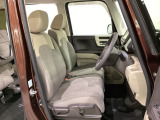 女性でも運転がしやすいように、シートの高さ調整機能(シートリフター)がついています。運転席と助手席の間が空いている為、助手席側への移動がスムーズです。交通量の多い道でも助手席側から乗り降りができます。