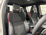 高いホールド性で運転姿勢が安定します。長距離ドライブでも疲れにくいのが魅力です。