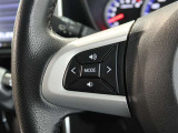 ステアリングスイッチ付き。前方から目を離すことなく操作することが可能です。