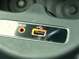 ●USB・AUX接続:お手持ちのミュージックプレーヤーを接続し、車内でお気に入りの音楽を気軽に楽しむことができます♪