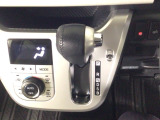 オートマチックシフトレバーは、手になじみ操作しやすい形状で安全運転にもつながります♪