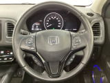 ハンドルにHondaセンシング系のクルーズコントロールやレーンキープアシストなどのスイッチと、オーディオの操作スイッチが装備されています。ハンドルから手を離さず安全に操作できます。