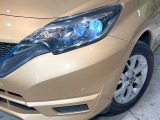 【LEDヘッドライト】悪天候や夜間走行時も良好な視界を確保し安心して運転できる高輝度LEDヘッドライトを装備!点灯速度が早く、消費電力も抑えられています。