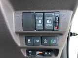 【両側パワースライドドア】です。リモコンや運転席のスイッチ操作で楽々自動開閉。