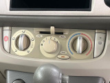 寒い冬も暑い夏も全席に快適な空調を届けてくれる、ダイヤル式エアコンを装備♪