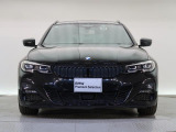 【キドニーグリル】BMWの代名詞。一目見ただけでBMWであると認識できる確固たるアイコンとして存在感を放ちます。
