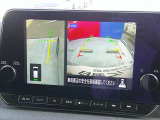 【アラウンドビューモニター】空から見下ろすような視点で、スムースな駐車と安全確認をサポートします。