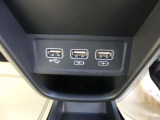 USBジャック+充電用USB&times;2も装備されています。