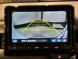 リバースギアに入れるだけで後方の表示へ切り替わります。夜間や雨の日の駐車も楽になりますよ。