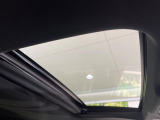 【サンルーフ】開放感たっぷりの希少装備、サンルーフが装着されています!車内に明かりを取り入れたり景色を楽しむ以外にも、車内の空気も簡単に換気できて快適です!