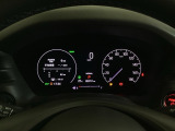 ハイブリット車専用のメーターです。右側の大型スピードメーターに加え、ステアリングスイッチを使って左のマルチインフォメーション・ディスプレイで燃費や動力伝達などの情報が見れるようになっています。