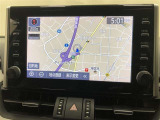 【9インチディスプレイオーディオ】各種オーディオ機能とスマホ連携機能を搭載。ナビキットを装着しているので、車載ナビとしても使用可能です。機能の詳細につきましては、展示店舗までお尋ねください。