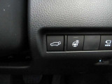スイッチひとつで電動開閉できるパワーリヤゲート。荷物などで手がふさがっている時や離れた場所からでも、スマートにカーゴルームにアクセスできます。